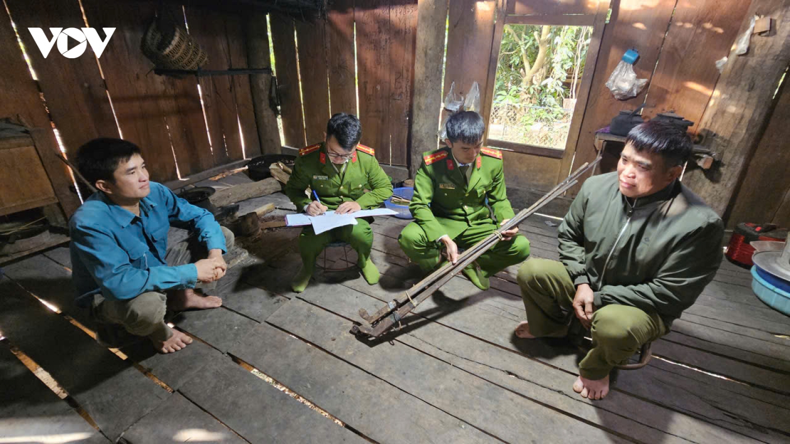Một người dân ở Sơn La tự giác giao nộp 3 khẩu súng tự chế