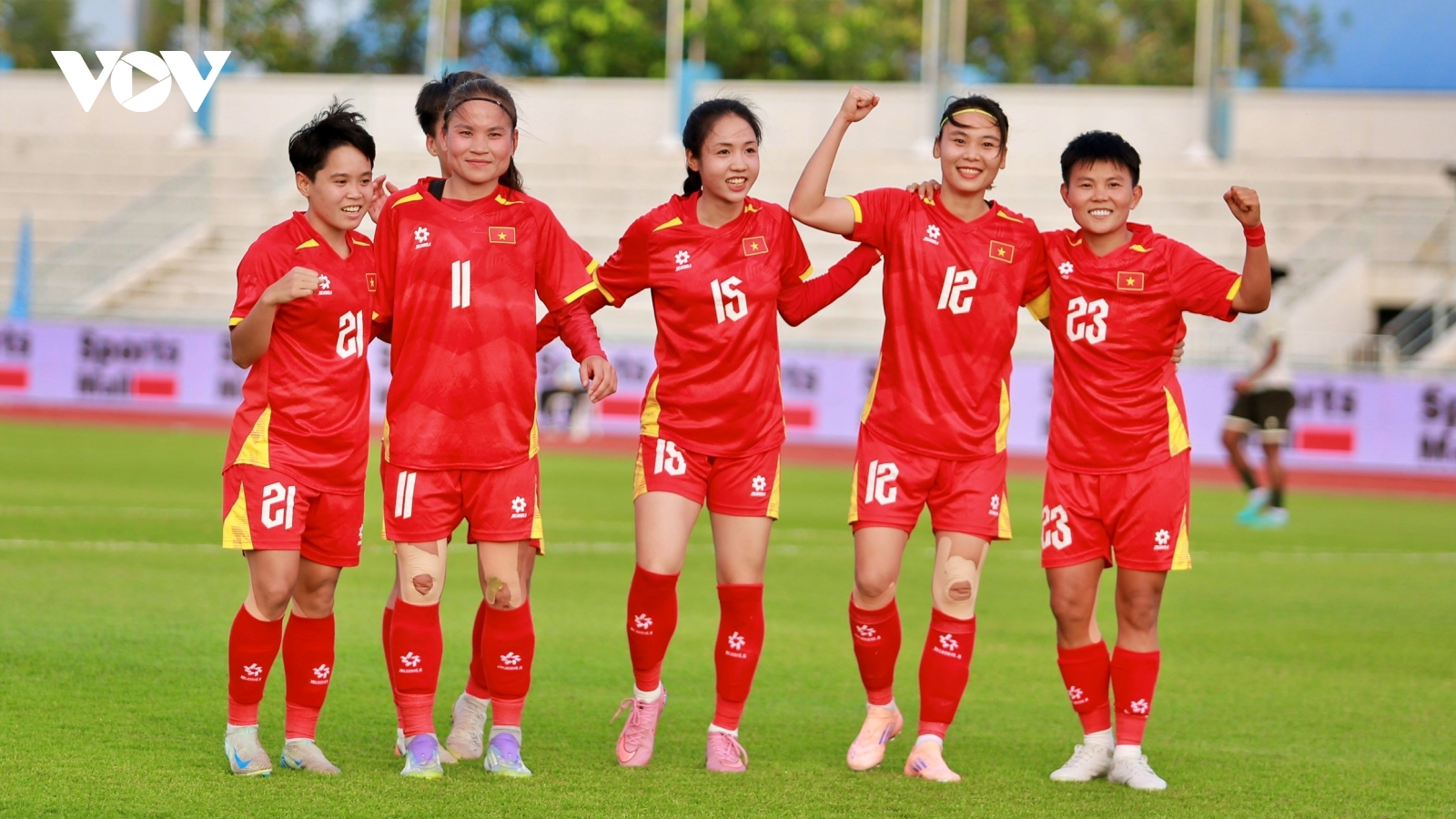 ĐT nữ Việt Nam nhận thưởng nóng sau khi xuất sắc vào chung kết SEA Games 33