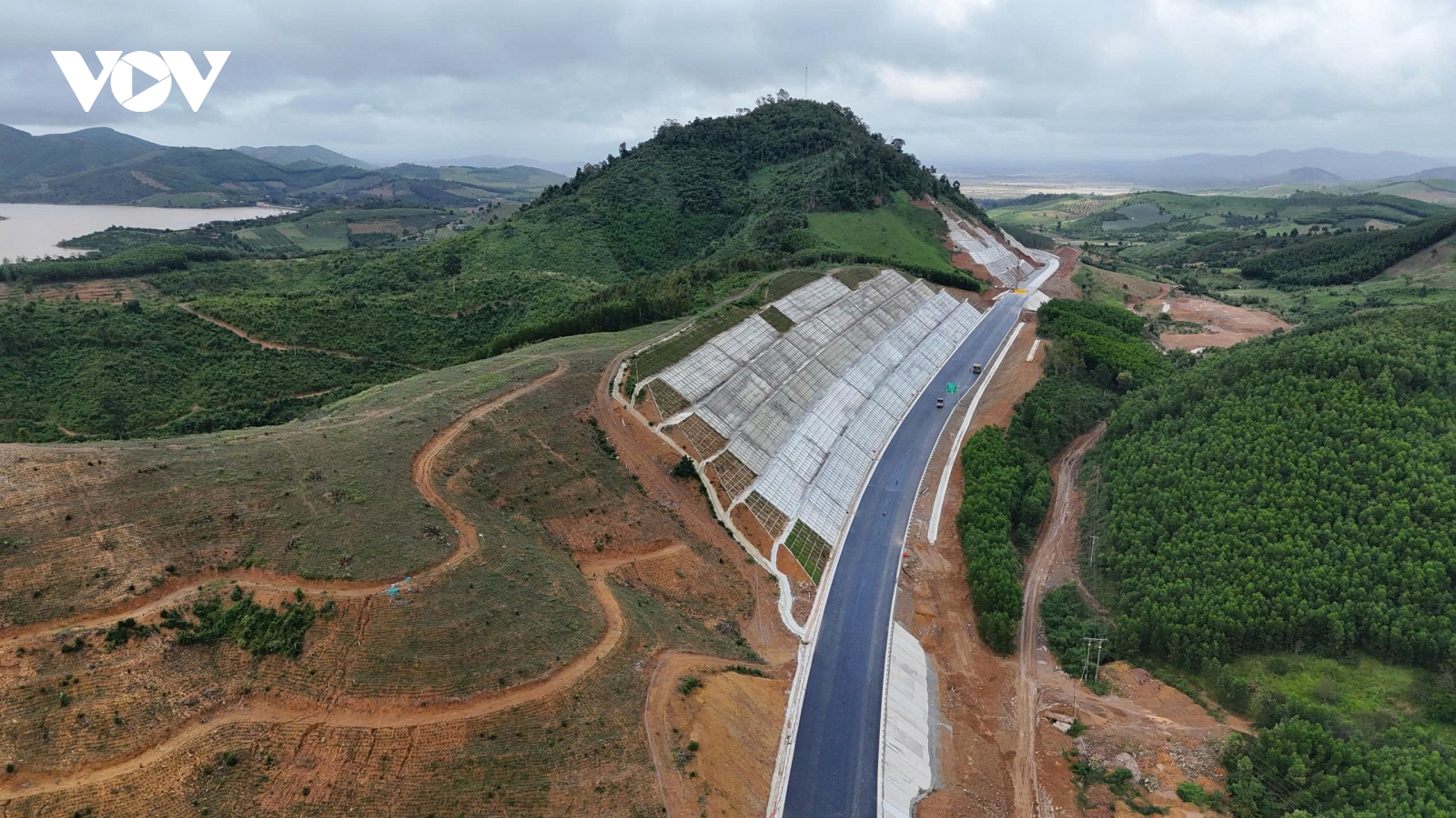 Hành trình hơn 900 ngày đêm thi công cao tốc đầu tiên nối rừng với biển