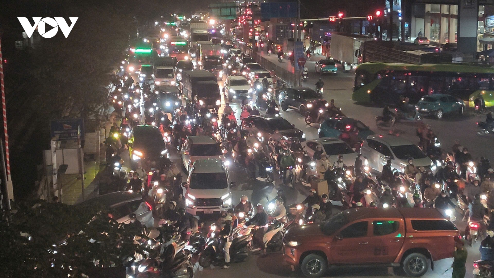 Nhiều tuyến đường Hà Nội kẹt cứng trước kỳ nghỉ Tết Dương lịch 2026
