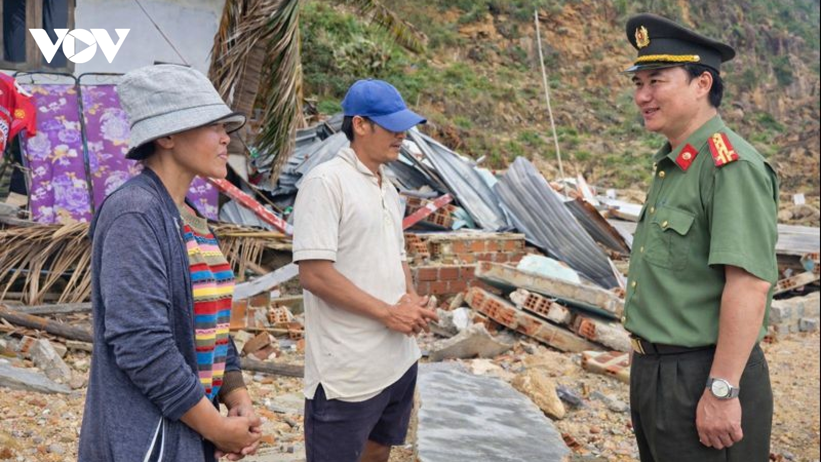 Cùng nhân dân vùng bão, lũ chạy đua với thời gian, xây lại nhà sau thiên tai