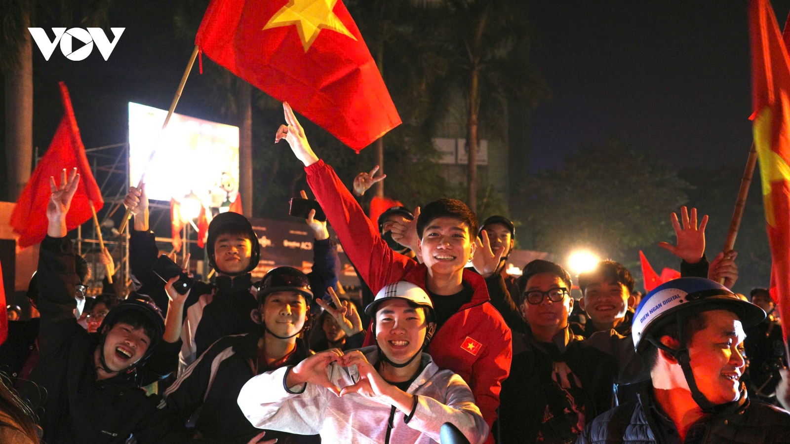 Biển người xuống phố mừng U22 Việt Nam vô địch SEA Games 33