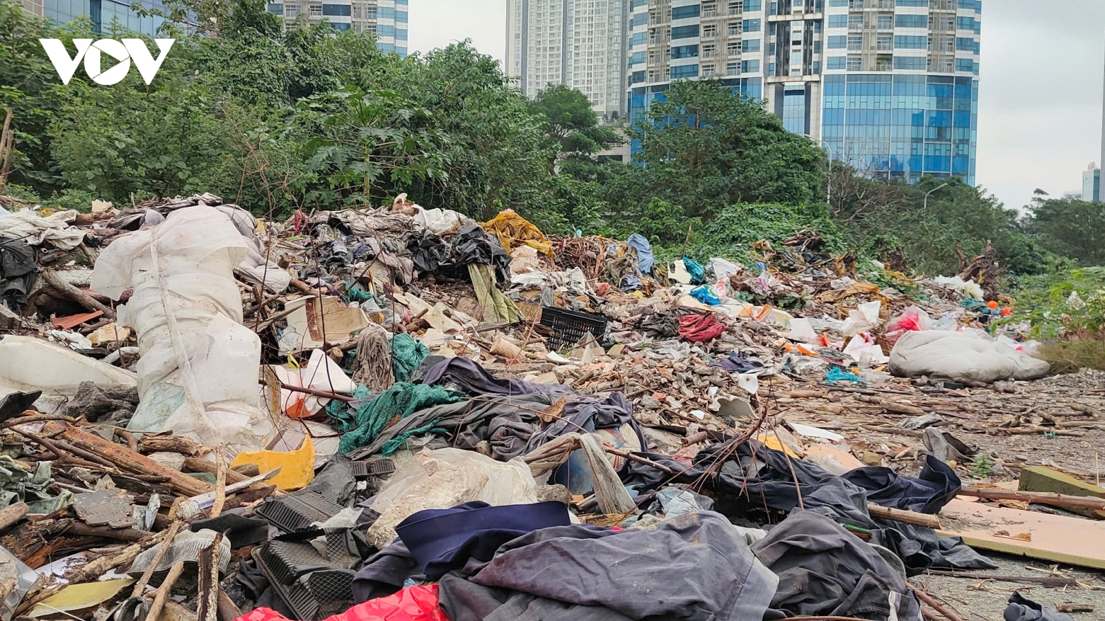 Rác thải bủa vây cổng trường học: Nỗi lo ô nhiễm và dịch bệnh đe dọa học sinh