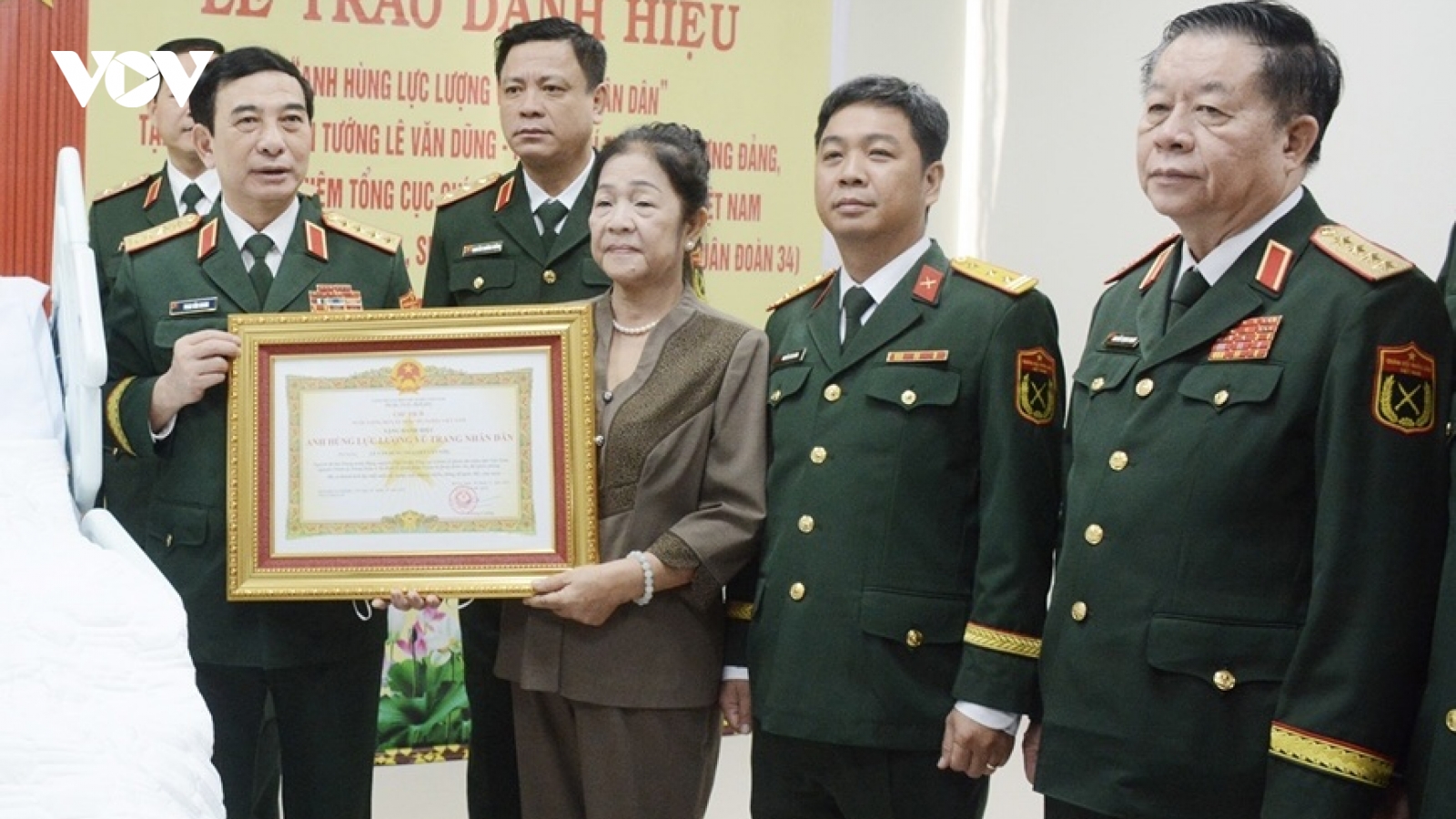 Trao danh hiệu Anh hùng LLVT nhân dân tặng Đại tướng Lê Văn Dũng