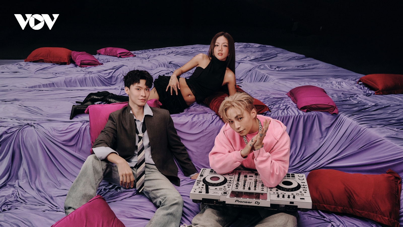 Phương Ly làm bạn gái nhõng nhẽo, đáng yêu trong MV của Wokeup