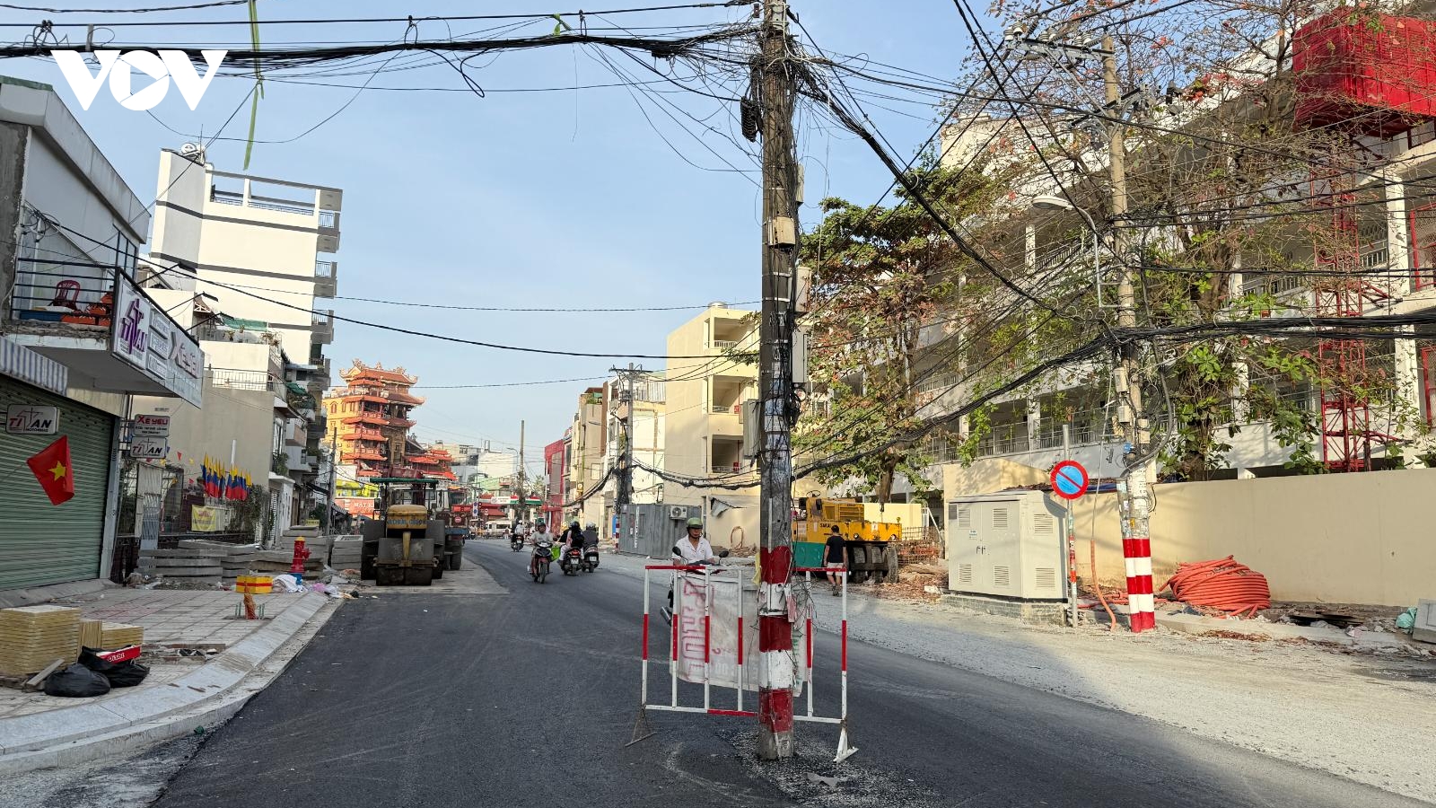 Cột điện giữa đường Chu Văn An - TP.HCM, người dân nơm nớp lo tai nạn