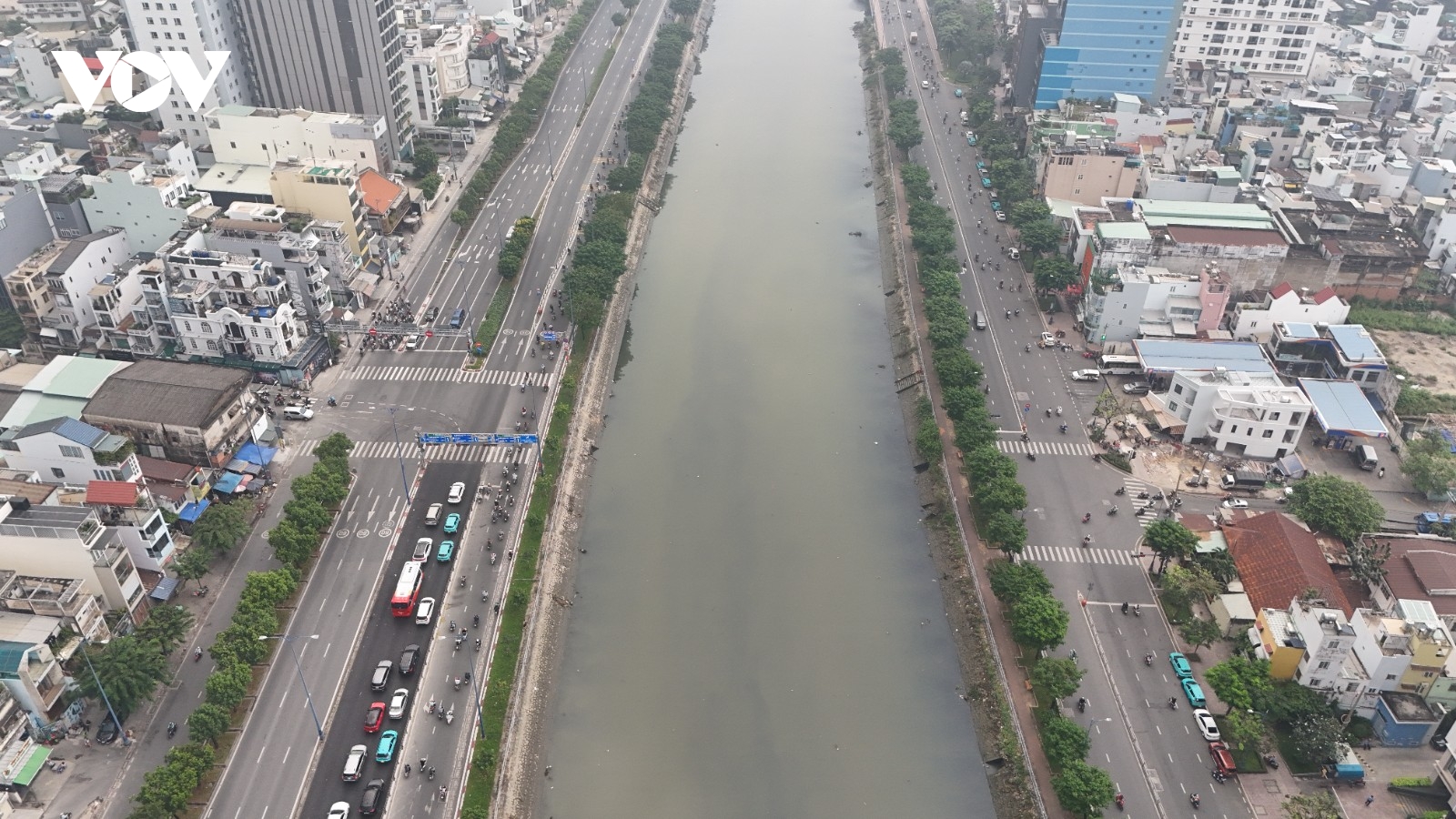 Cầu đường Nguyễn Khoái trước ngày khởi công: Vướng mặt bằng