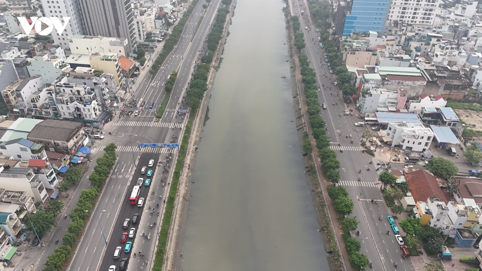 Cầu đường Nguyễn Khoái trước ngày khởi công: Vướng mặt bằng