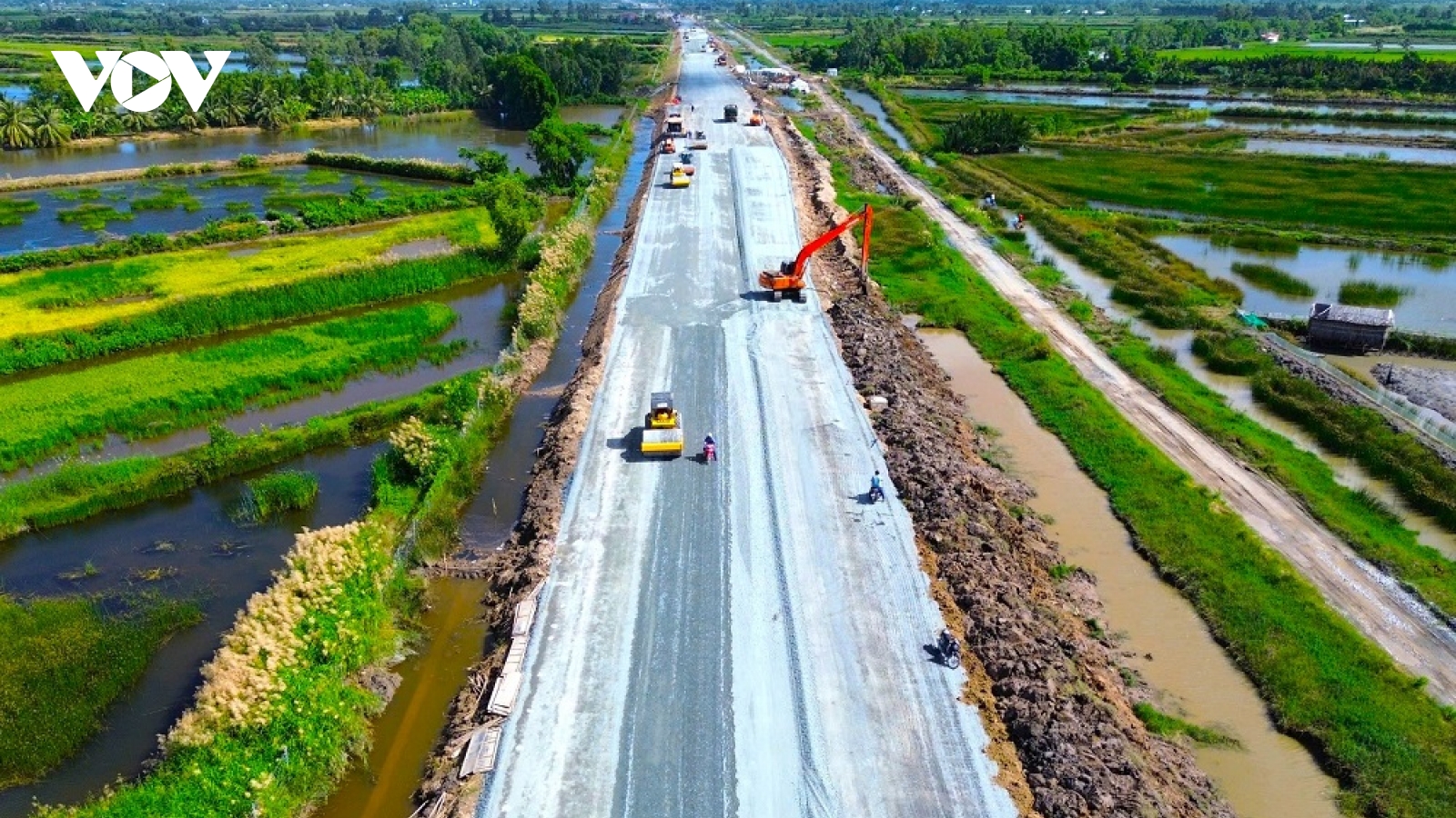 Tất bật trên công trường cao tốc Cần Thơ - Cà Mau