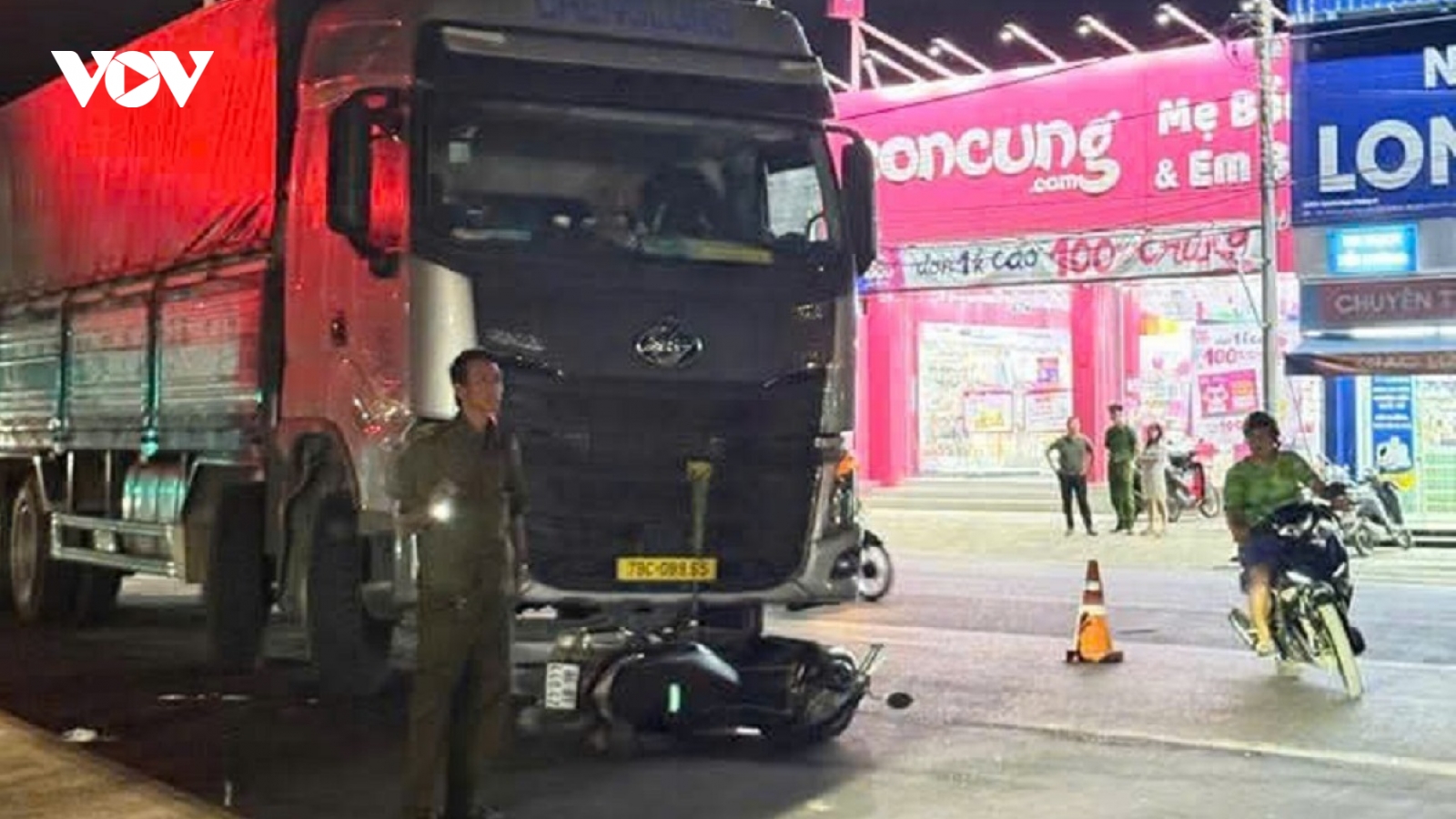 Xe tải va chạm với xe máy trên Quốc lộ 1 khiến 3 người bị thương