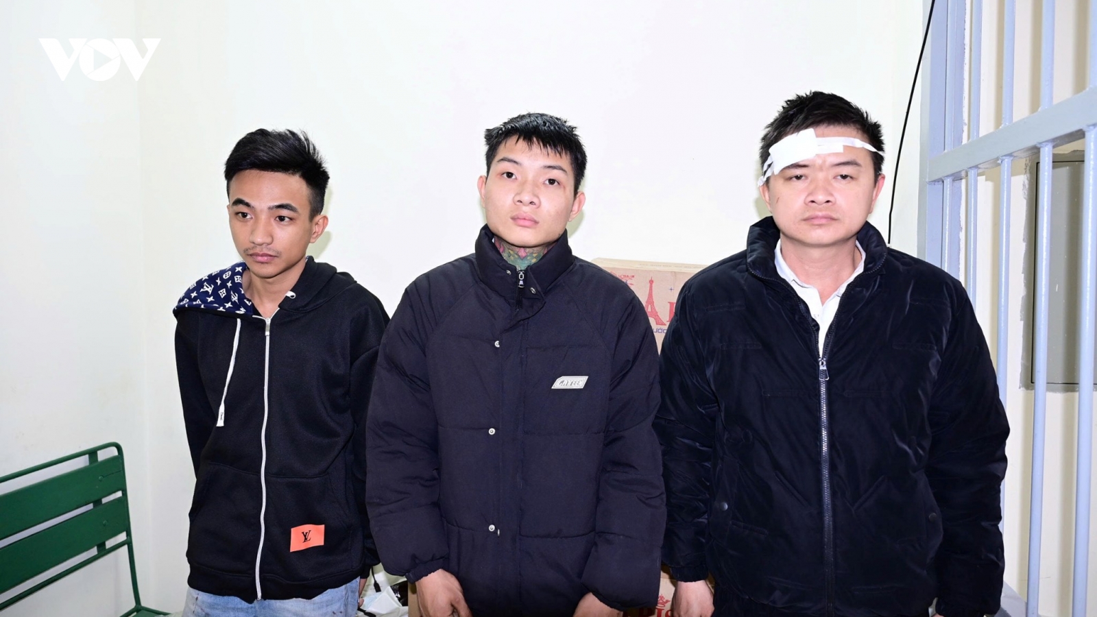 Tạm giữ 3 đối tượng dùng chai thủy tinh đuổi đánh nhau trong đêm