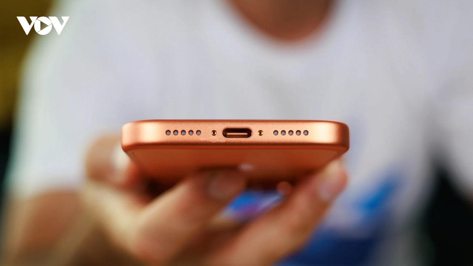 Người dùng iPhone 17 Pro phản ánh lỗi loa phát tiếng rè khi sạc