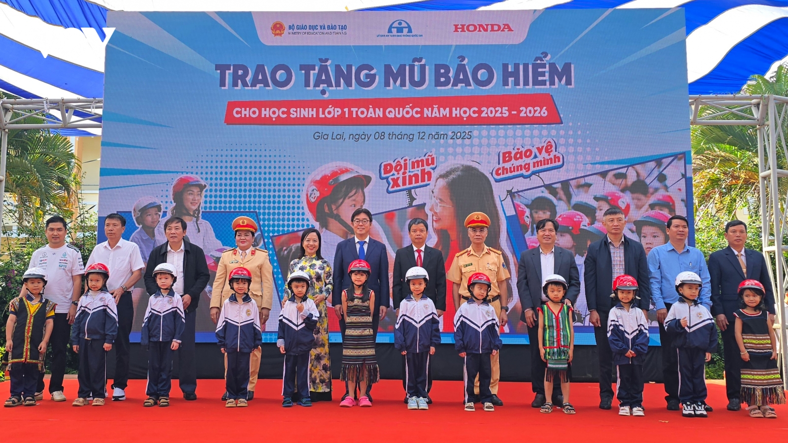 Honda Việt Nam trao tặng mũ bảo hiểm cho trẻ em Tây Nguyên