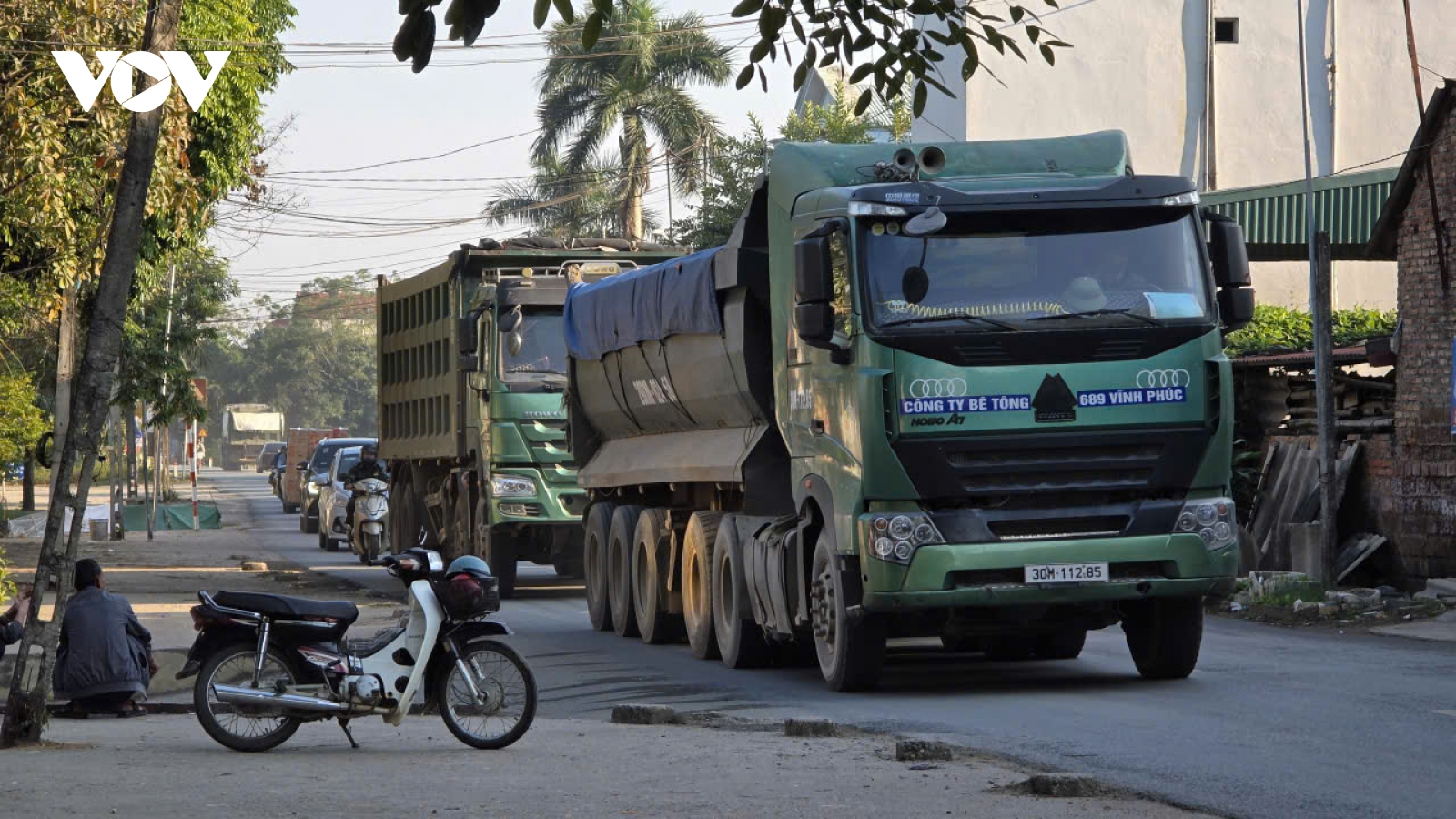 Đầu cầu Vĩnh Phú thường xuyên tắc, người dân Sông Lô khổ vì xe tải chen nhau