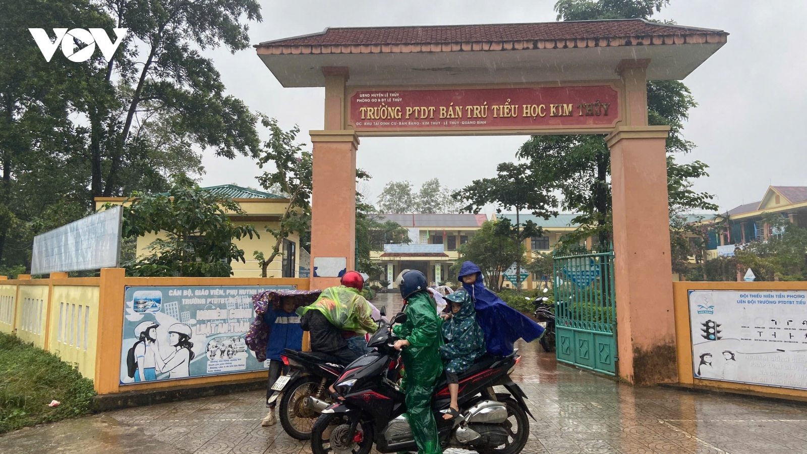 Quảng Trị: Cách chức hiệu trưởng, hiệu phó trong vụ 40 học sinh ngộ độc tại trường