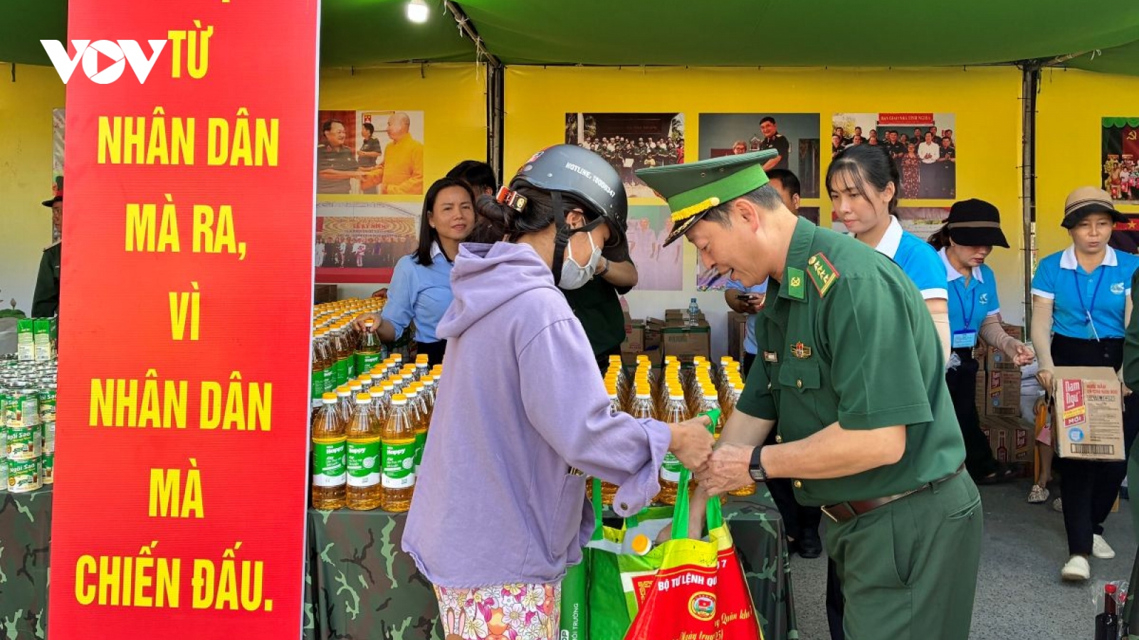 Nghĩa tình quân dân tỏa sáng tại chương trình về nguồn của Quân khu 7