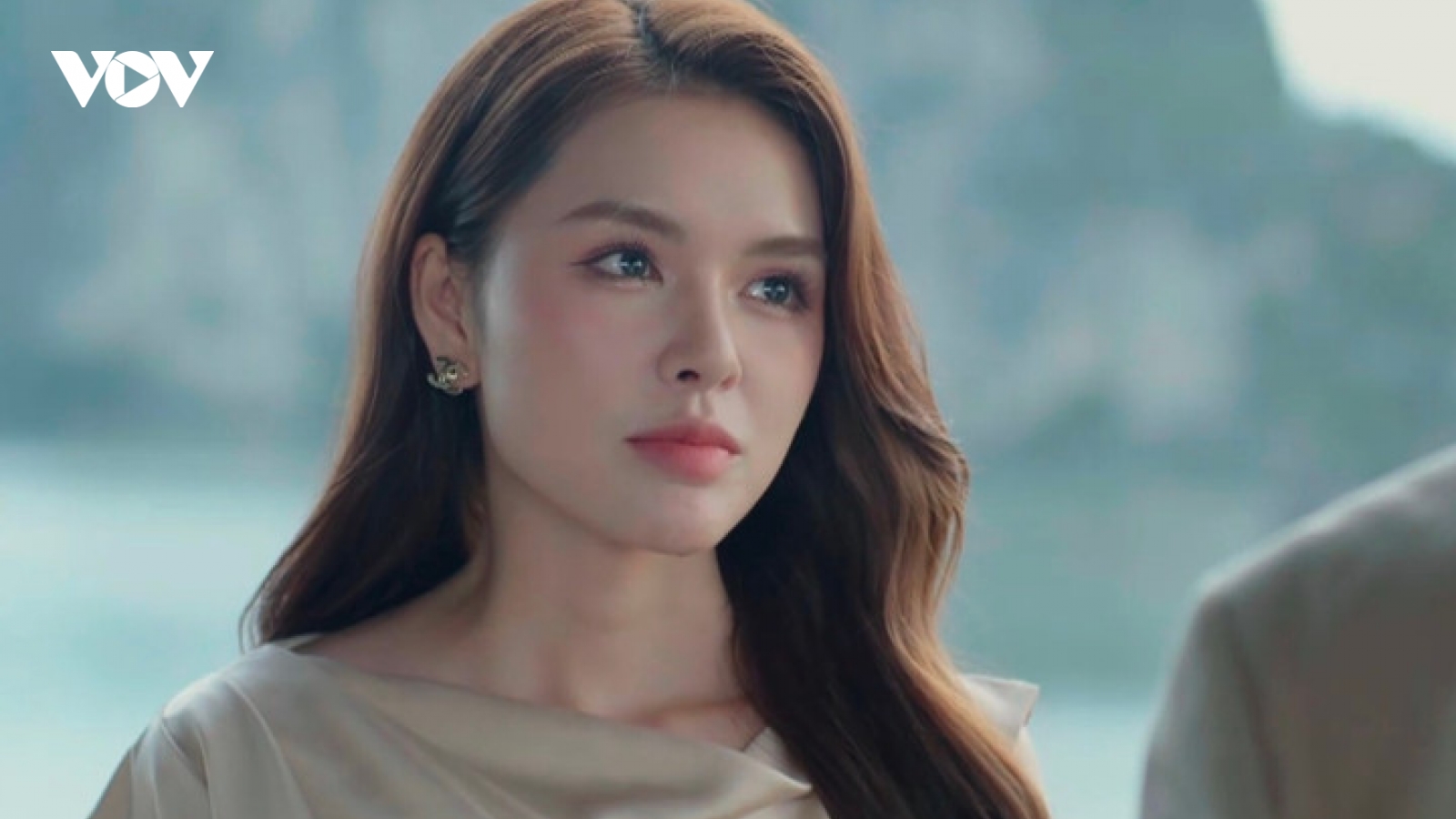 "Người tình" kém 16 tuổi, xinh như hoa hậu của Mạnh Trường ở phim giờ vàng VTV