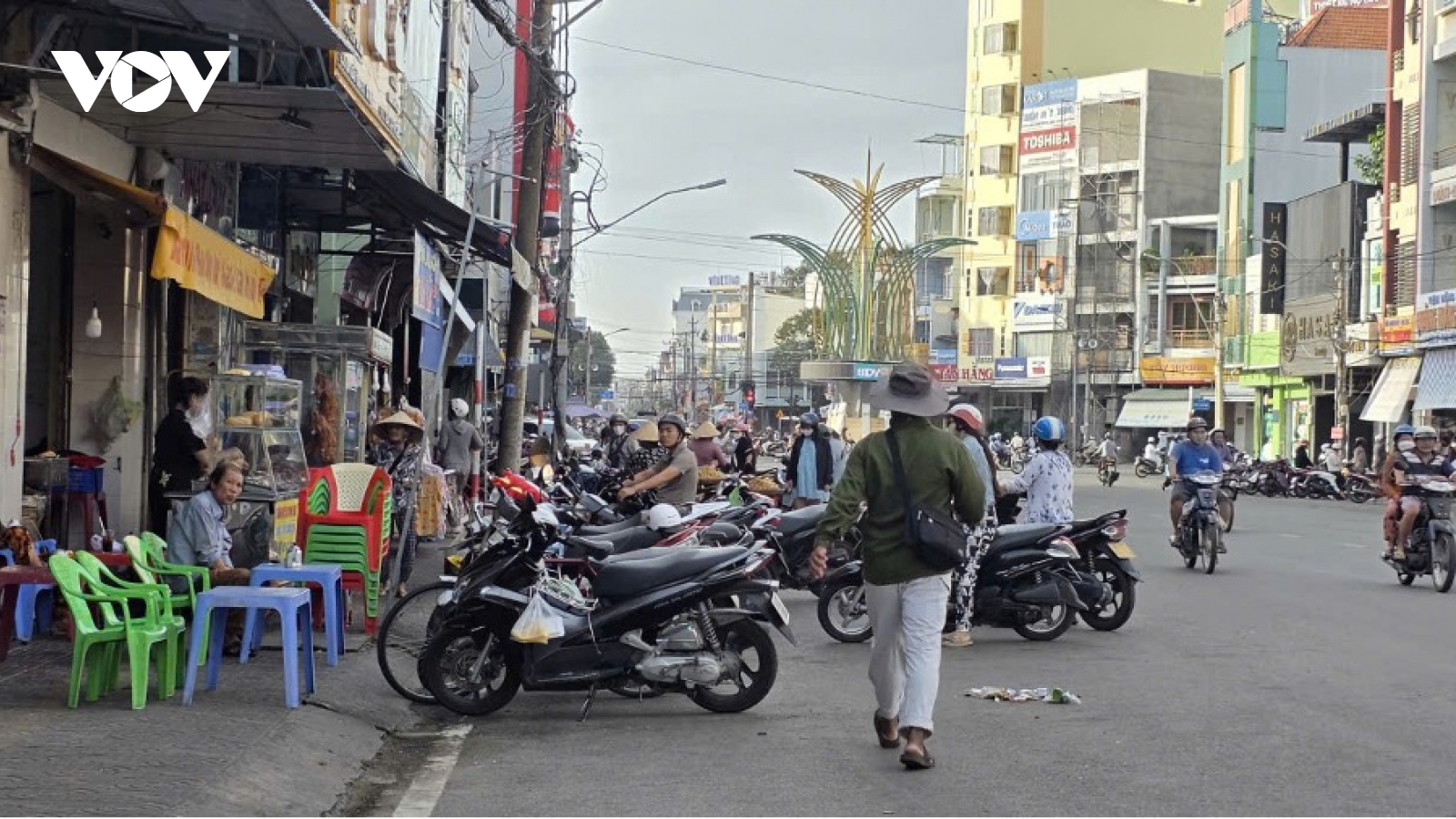 Vỉa hè nhiều tuyến đường phường Trà Vinh bị chiếm dụng
