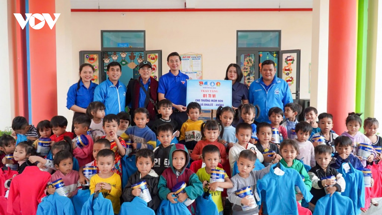 Chương trình tình nguyện mùa đông đến với người dân xã biên giới A Vương