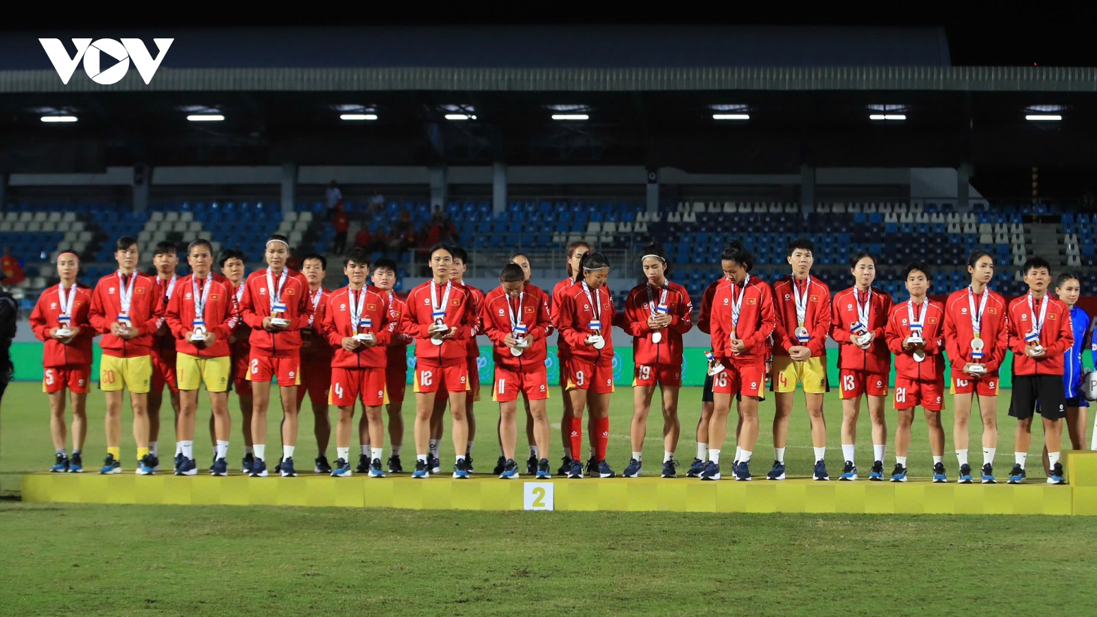 Khoảnh khắc ĐT nữ Việt Nam nhận HCB SEA Games 33