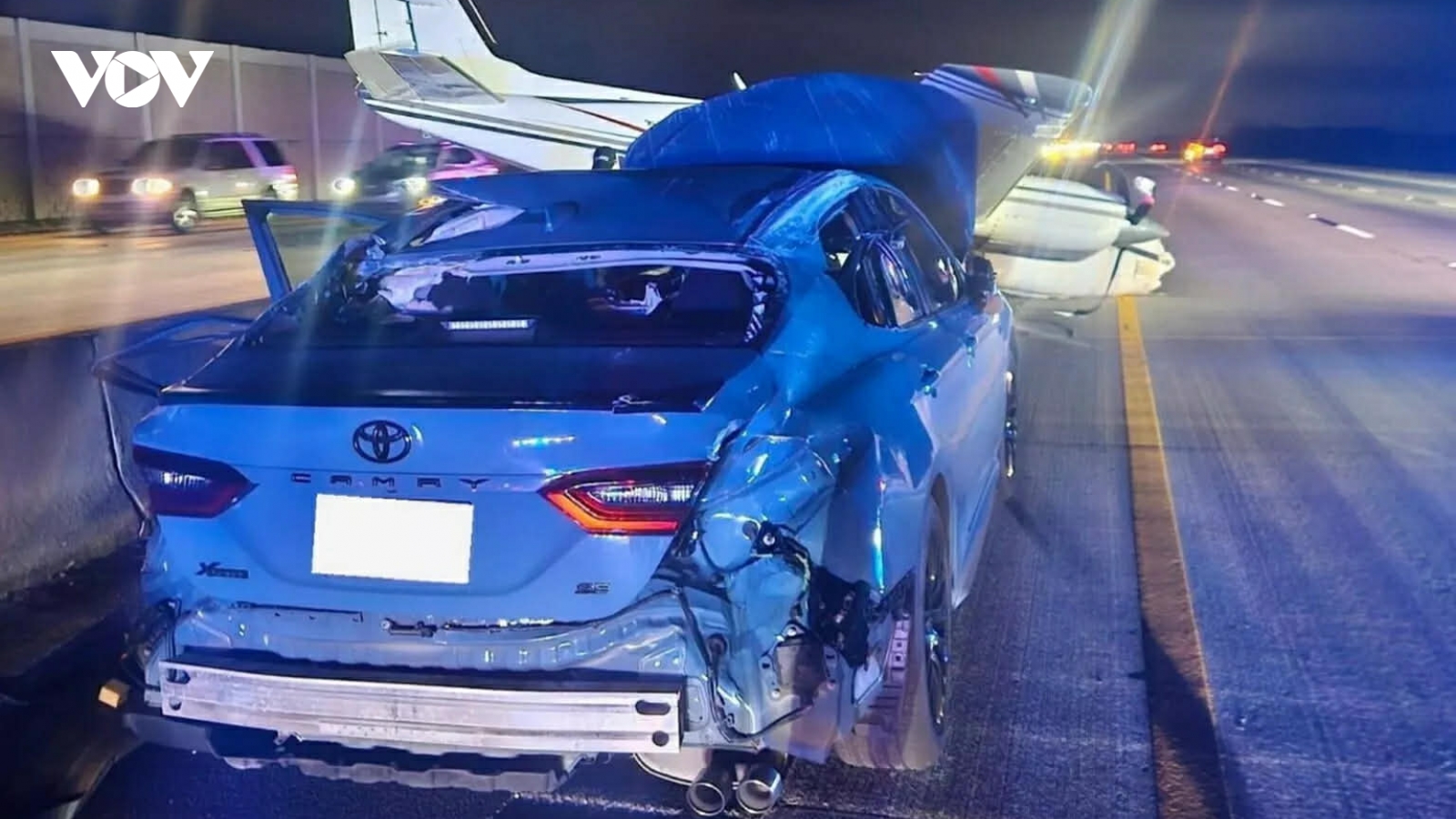 Máy bay hạ cánh khẩn cấp trên cao tốc Florida và đè trúng Toyota Camry