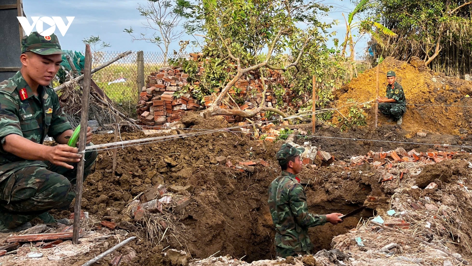 Bộ đội "thần tốc" xây nhà cho dân vùng lũ