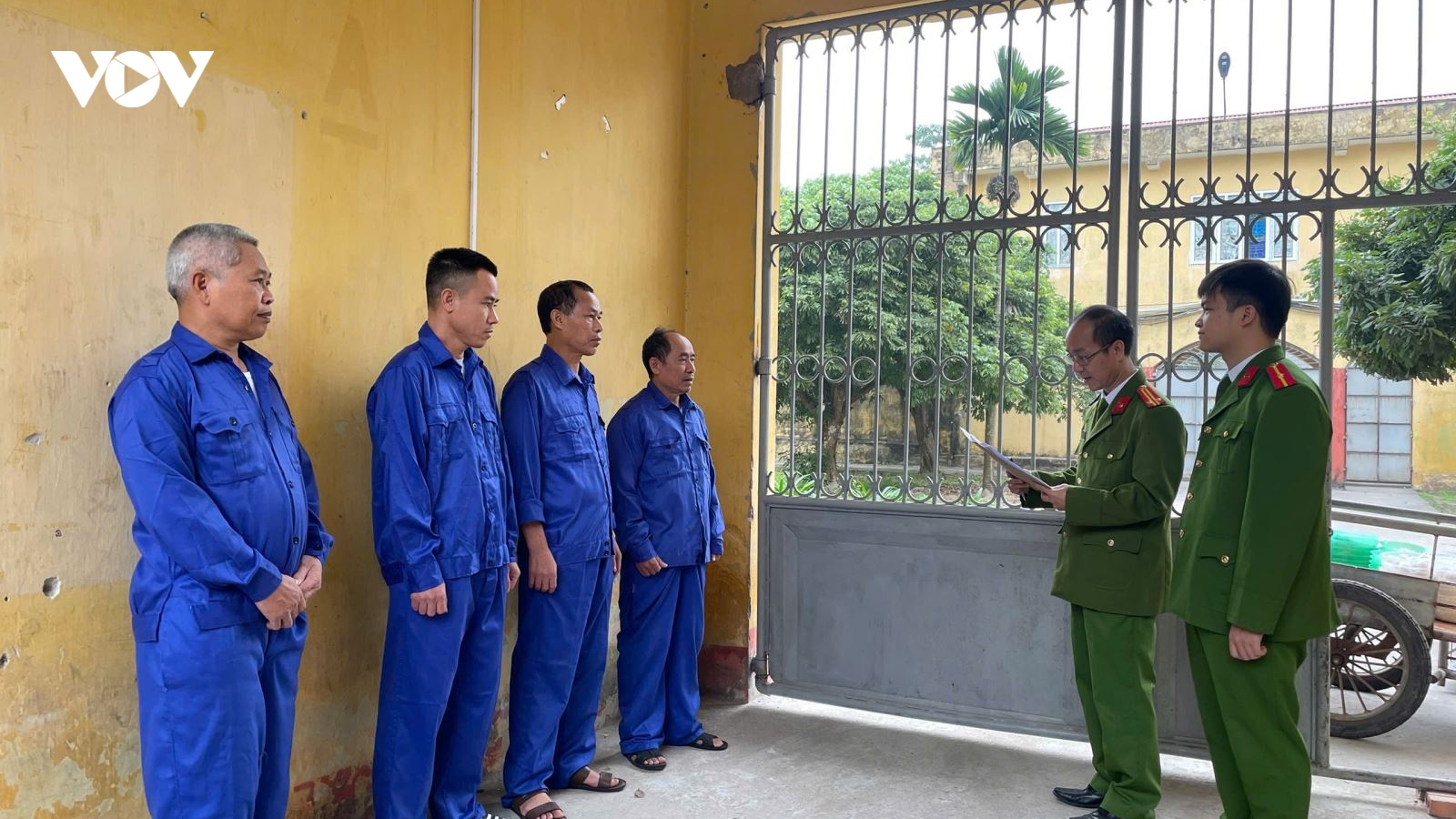Khởi tố 5 chủ hộ sản xuất chì, nhựa tái chế về tội trốn thuế