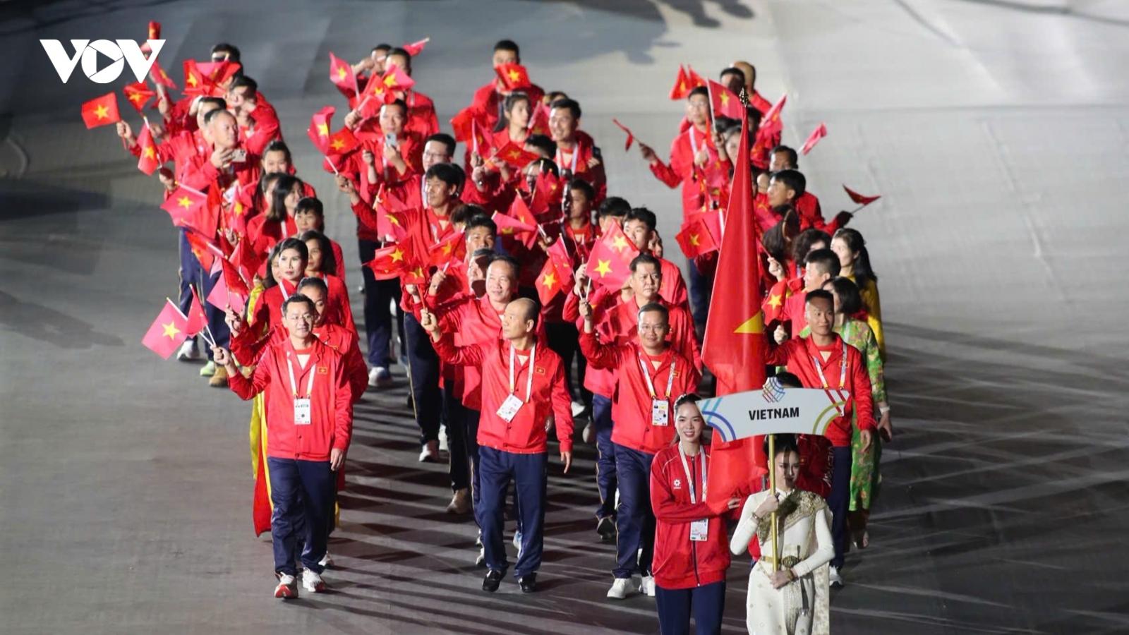 Khoảnh khắc Đoàn Thể thao Việt Nam diễu hành tại lễ khai mạc SEA Games 33