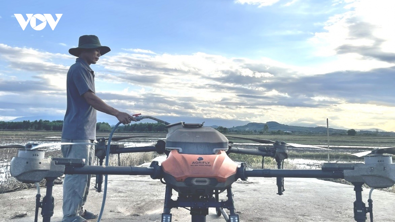 Nông dân Tây Nguyên sử dụng drone chăm sóc cây trồng