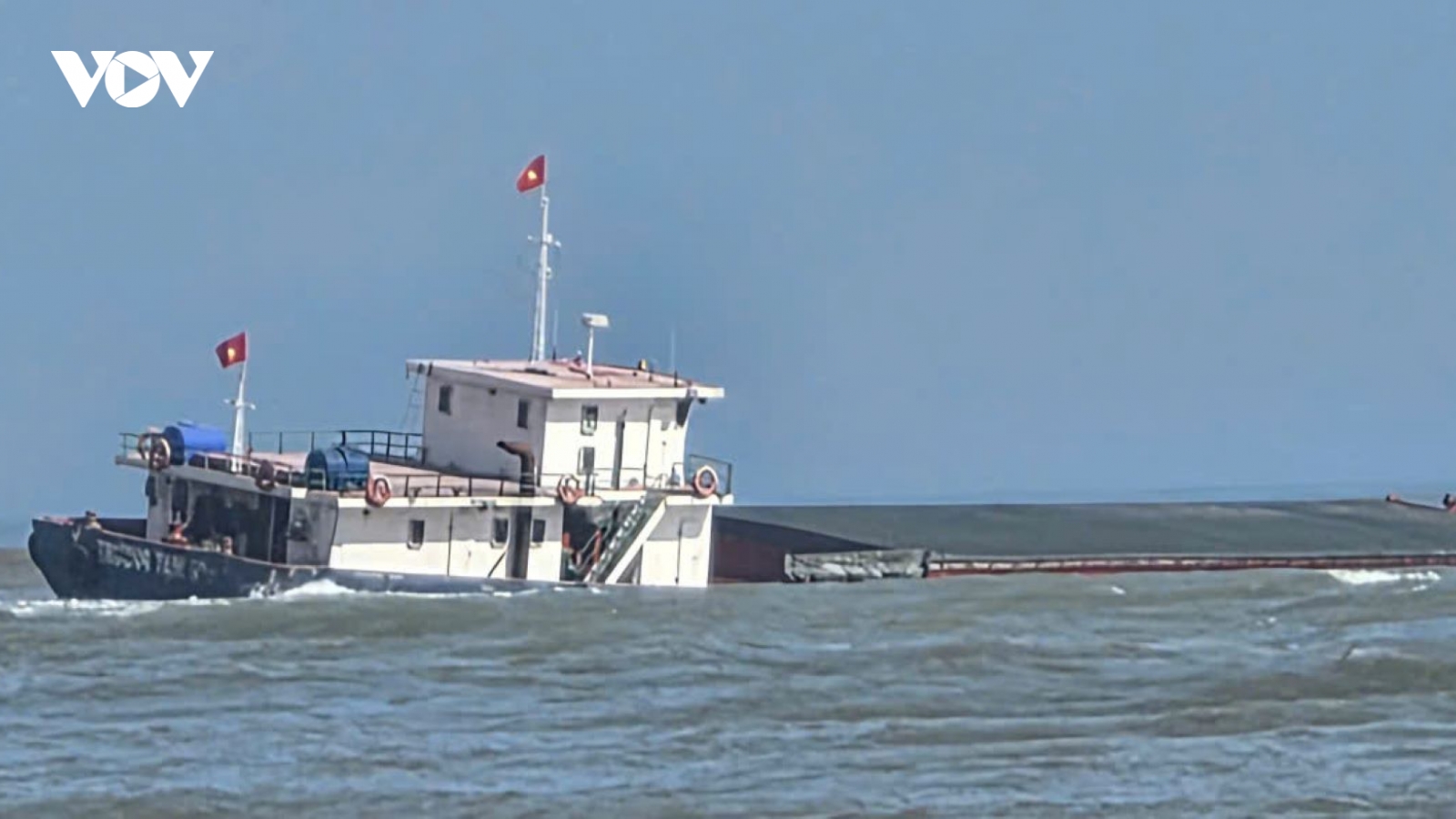 Tàu chở hơn 2.300 tấn clinker mắc cạn tại cửa biển Cửa Việt