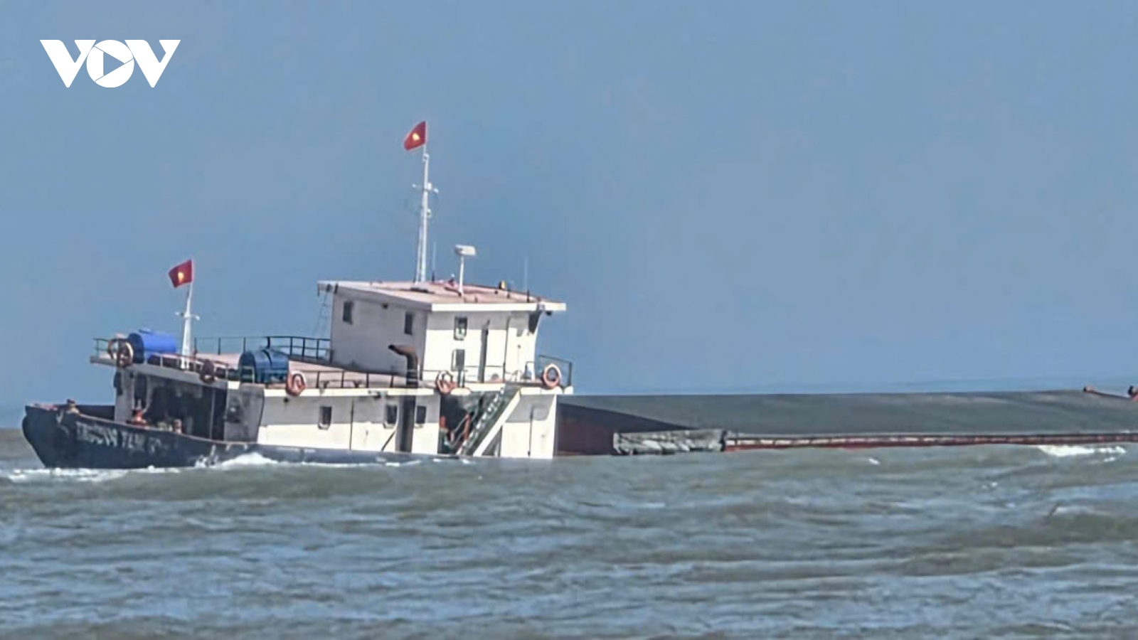 Tàu chở hơn 2.300 tấn clinker mắc cạn tại cửa biển Cửa Việt