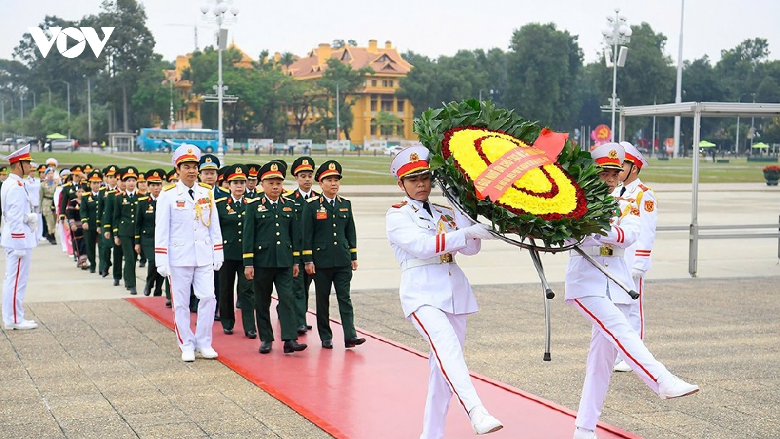 Đoàn đại biểu dự Đại hội Phụ nữ Quân đội lần thứ VIII báo công dâng Bác