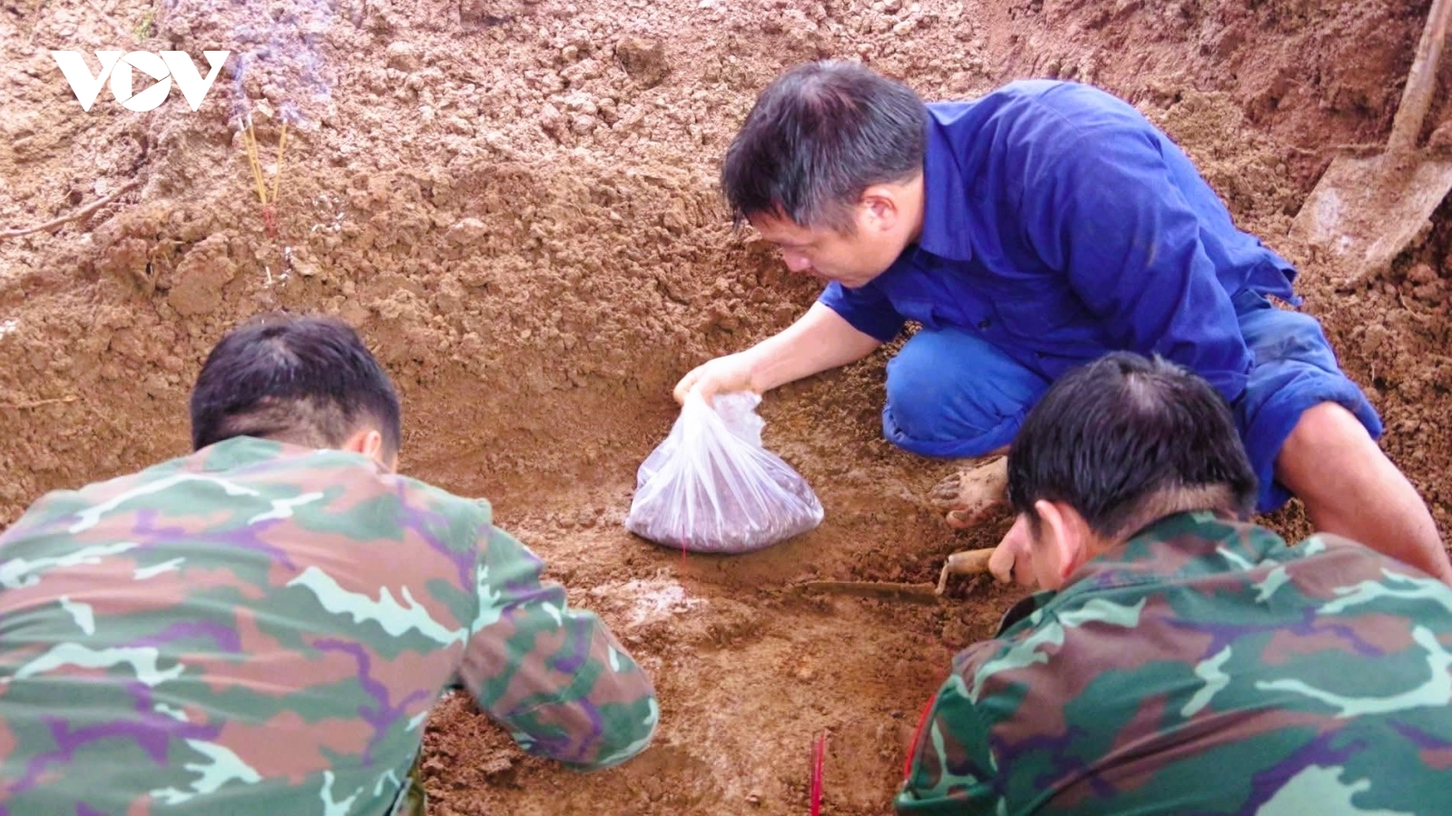 Phát hiện 2 hài cốt liệt sĩ tại vườn nhà dân ở xã Cam Lộ, Quảng Trị