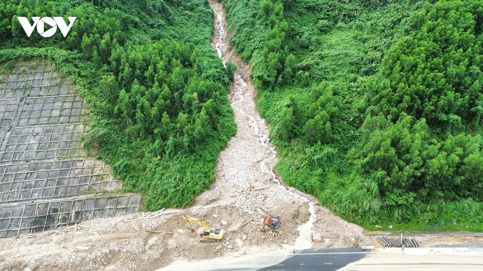 Nguy cơ sạt lở, cao tốc La Sơn- Hòa Liên tiếp tục thông xe 1 làn.