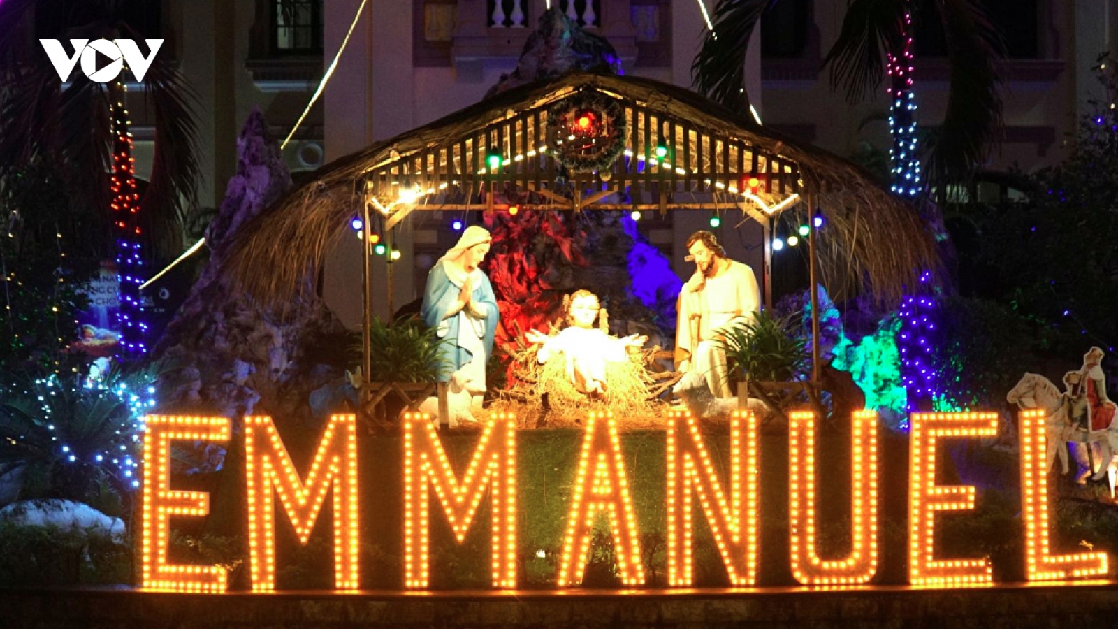 Warm Christmas atmosphere spreads across Hue streets