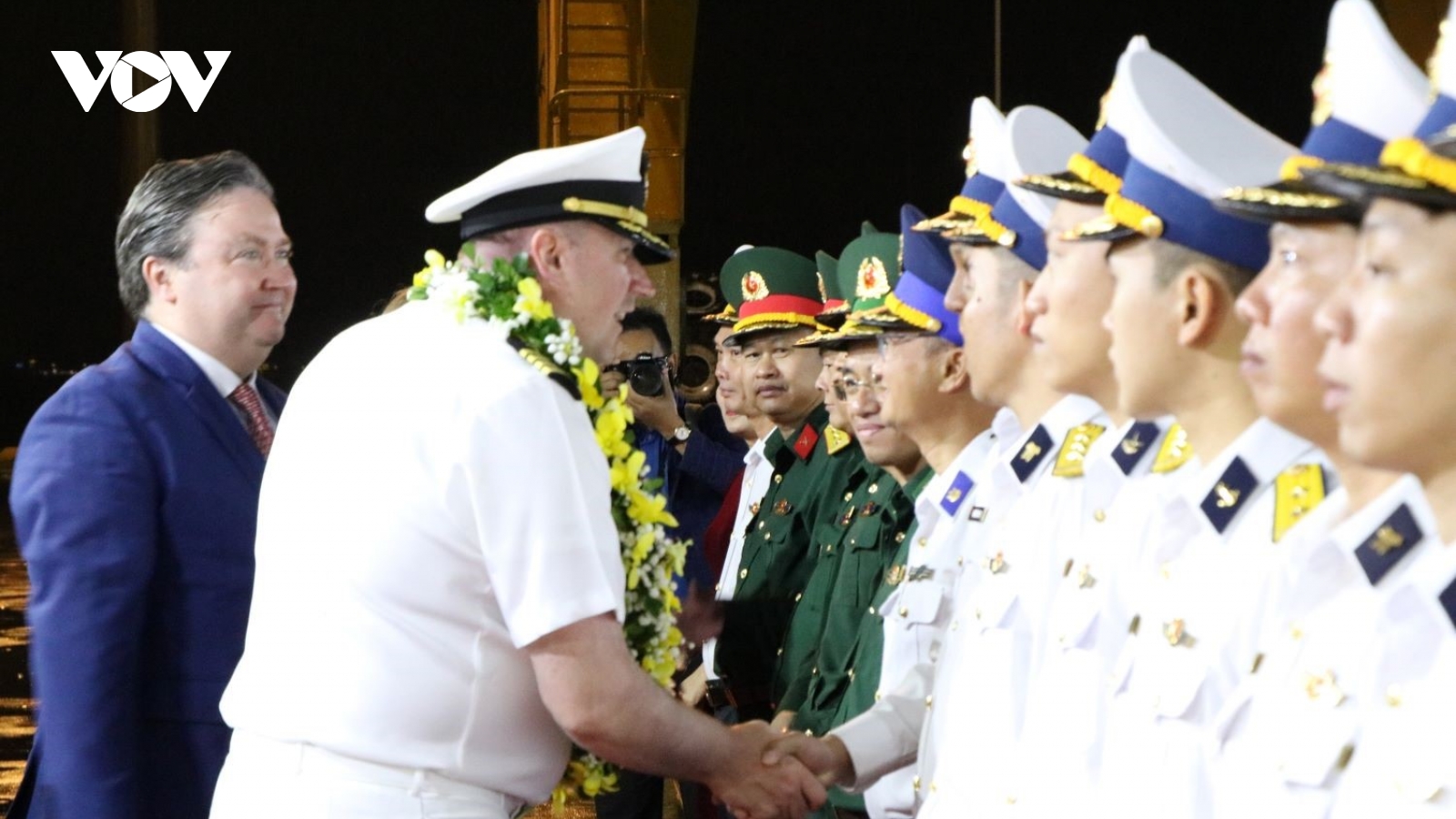 Tàu tuần dương mang tên lửa dẫn đường và tàu đổ bộ Hải quân Hoa Kỳ thăm Đà Nẵng