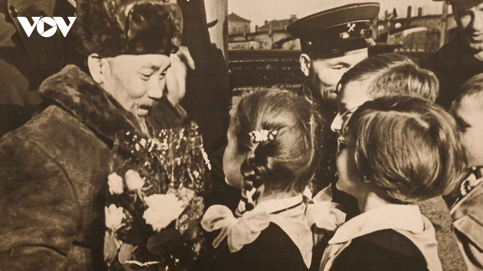 Trưng bày 260 tư liệu “Dấu chân Hồ Chí Minh trên quê hương Cách mạng Tháng Mười”