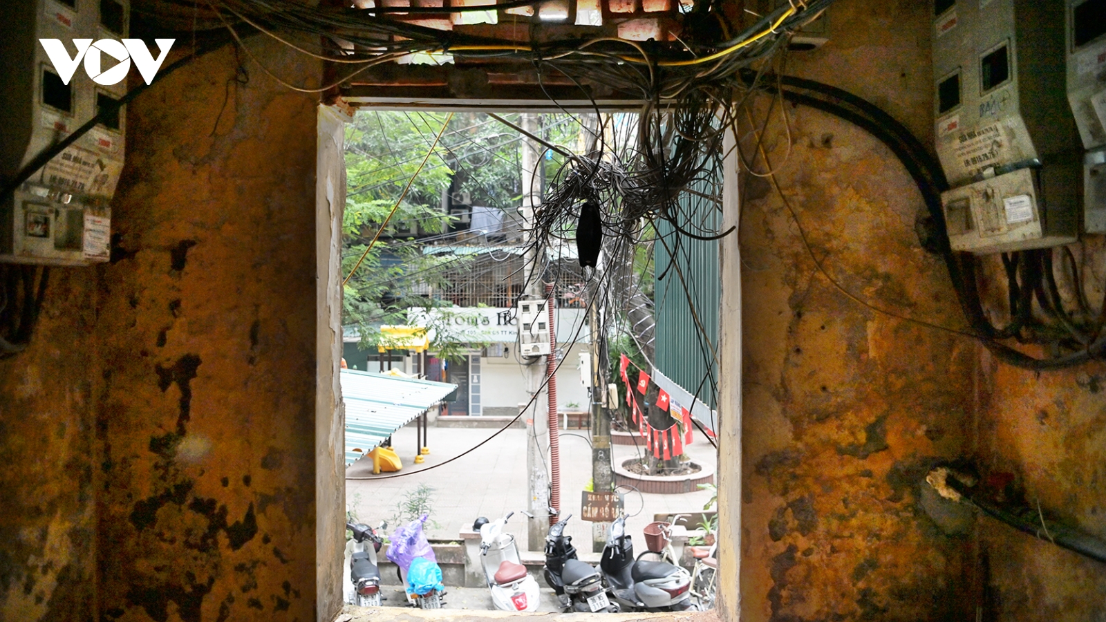 Nỗi lo an toàn trong những khu tập thể cũ xuống cấp giữa lòng Hà Nội