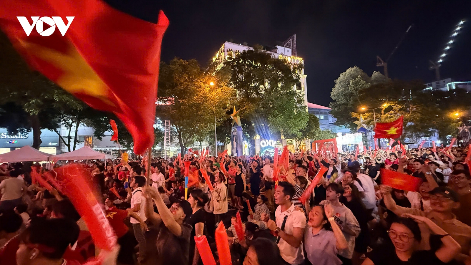 TP.HCM có một đêm không ngủ, dòng người đổ về trung tâm hô vang "Việt Nam vô địch"