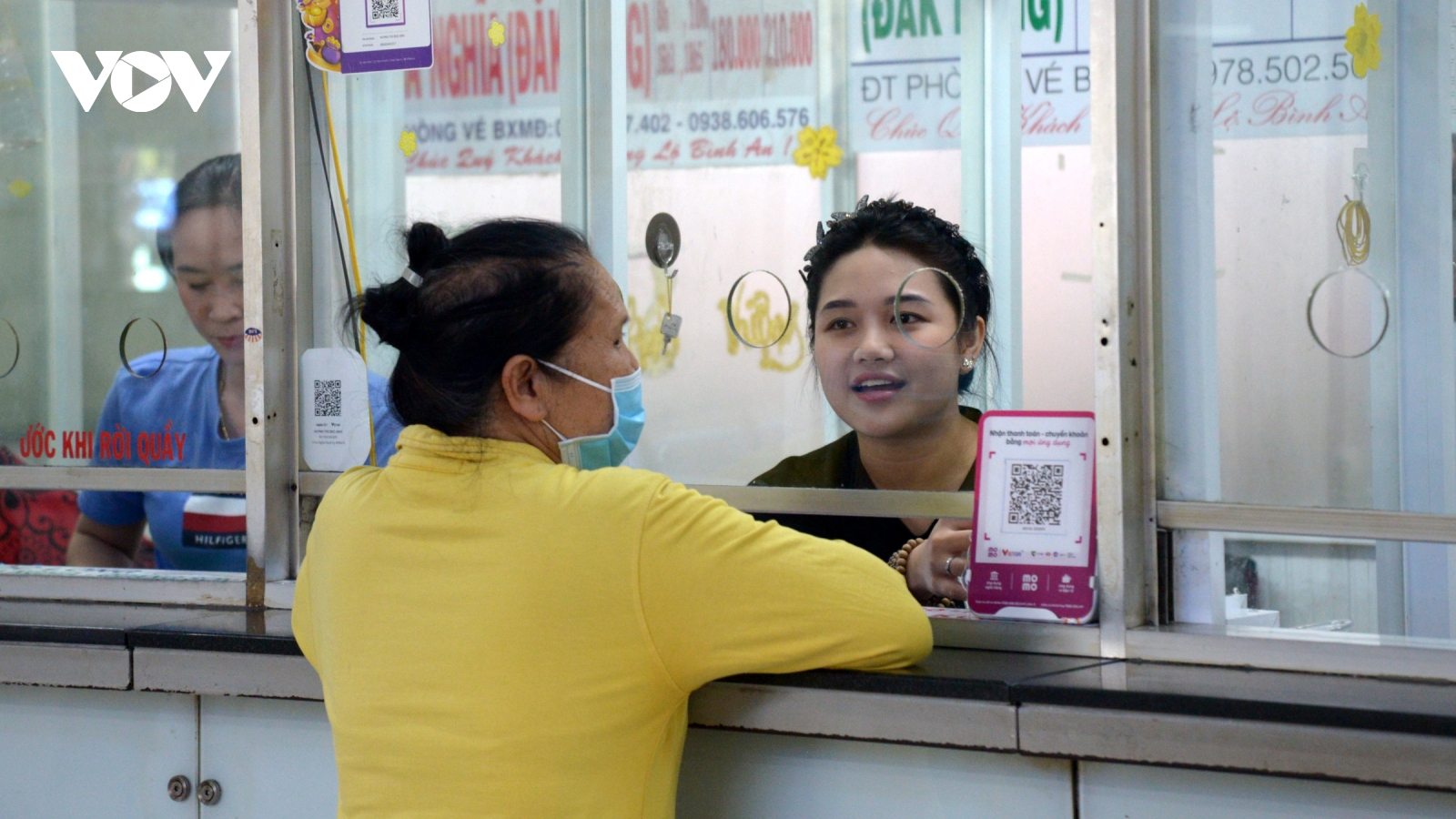 Người dân đổ về các bến xe của TP.HCM bắt đầu nghỉ lễ