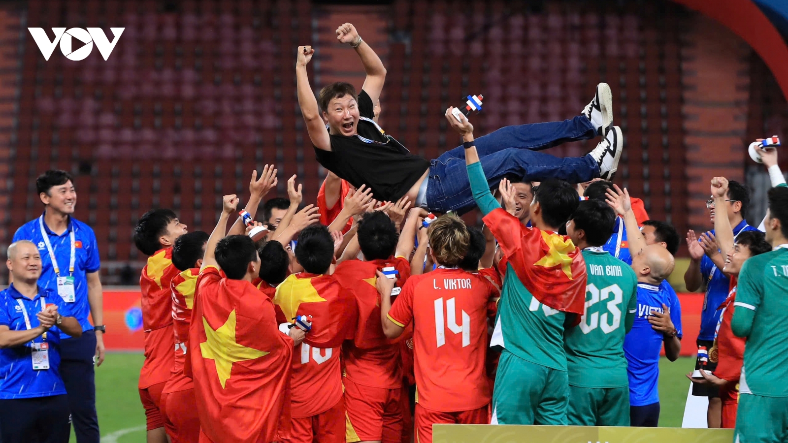 HLV Kim Sang Sik tri ân "nhân vật đặc biệt" sau khi cùng U22 Việt Nam giành HCV