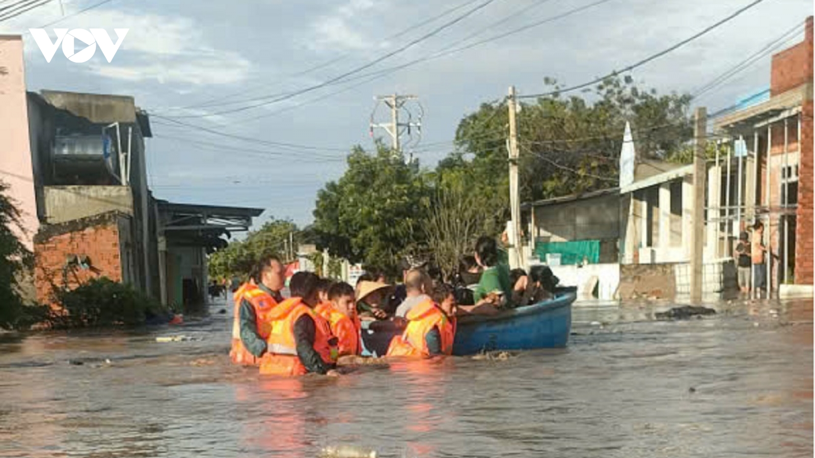 Hàng ngàn ngôi nhà ở Bình Thuận cũ ngập sâu, một phường di dời dân khẩn cấp
