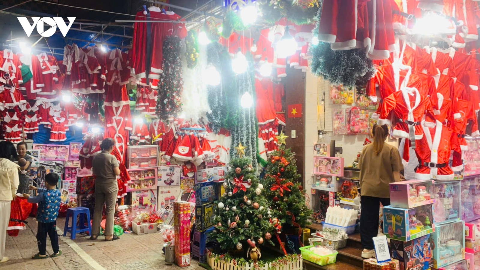 Thị trường đồ trang trí Noel 2025 trầm lắng, sức mua giảm mạnh