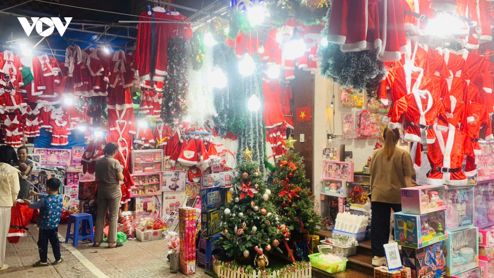 Thị trường đồ trang trí Noel 2025 trầm lắng, sức mua giảm mạnh