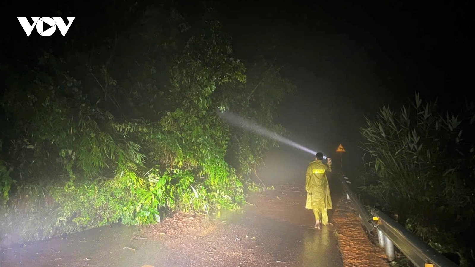 Lâm Đồng: Sạt lở QL28 đoạn qua đèo Gia Bắc khiến giao thông tê liệt