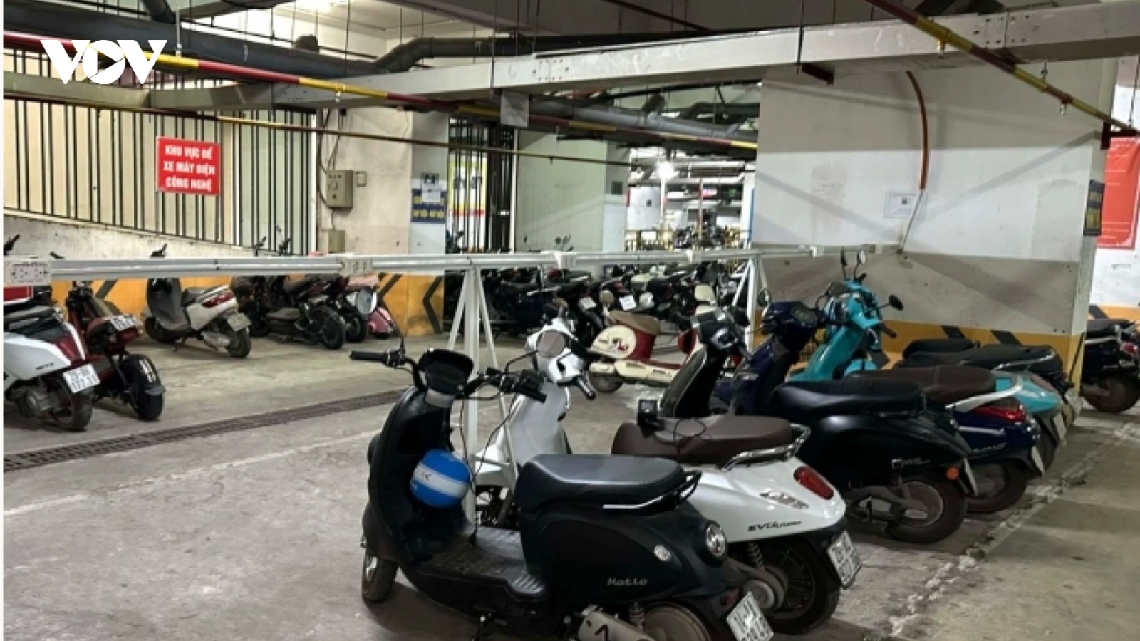 Thành phố hạn chế xe xăng, chung cư lại cấm xe điện, người dân đi xe gì?