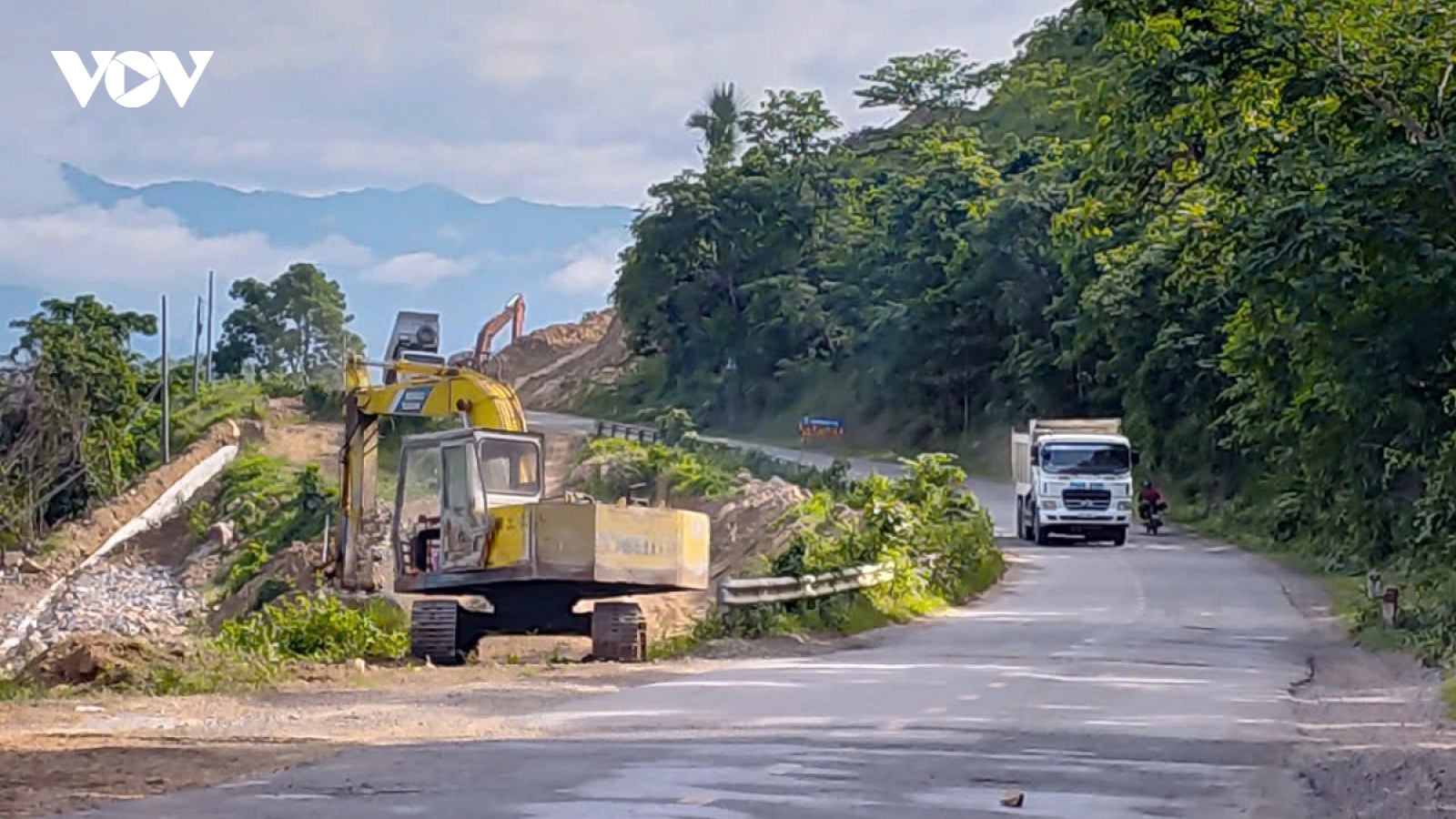 Truy tìm xe làm rớt tảng đá khiến 1 người nước ngoài tử vong trên Quốc lộ 28B