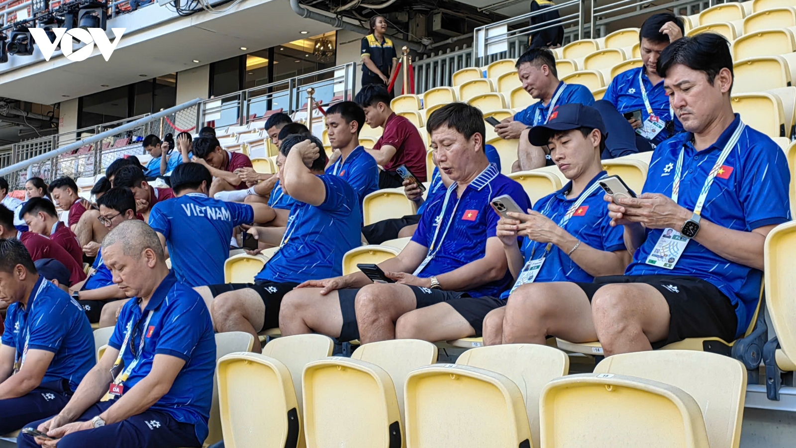 Cận cảnh: HLV Kim Sang Sik cùng U22 Việt Nam chăm chú xem U22 Malaysia đấu Lào