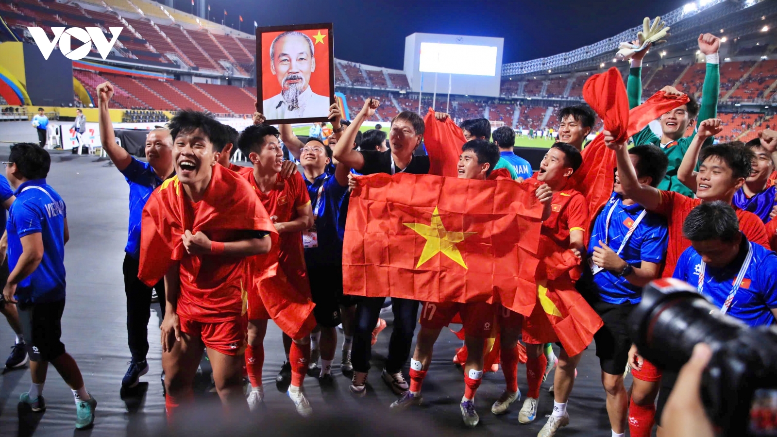 Cận cảnh khoảnh khắc U22 Việt Nam ăn mừng cuồng nhiệt khi giành HCV SEA Games 33