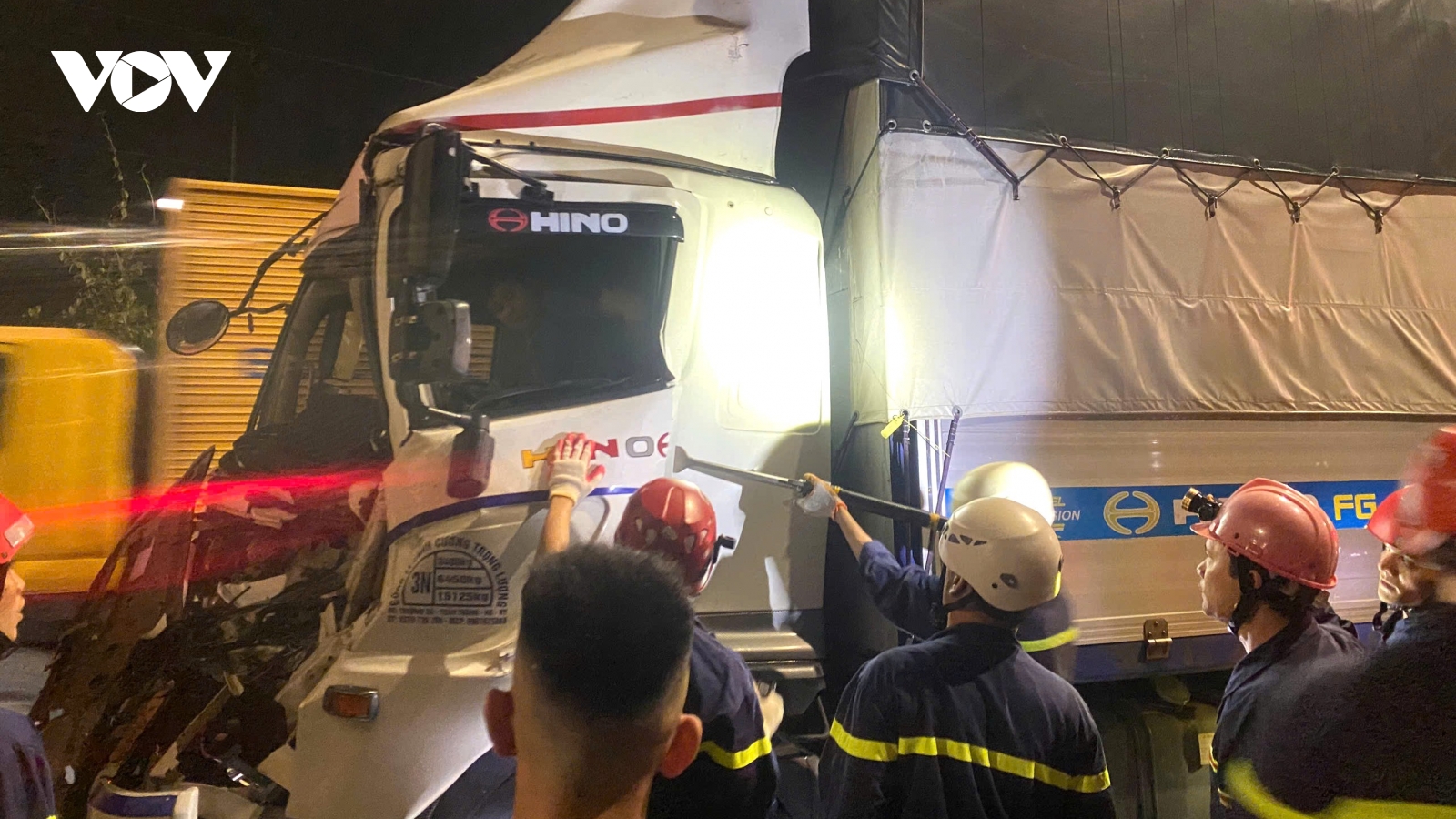 Phá cửa xe tải, cứu nạn kịp thời tài xế mắc kẹt sau tai nạn giao thông